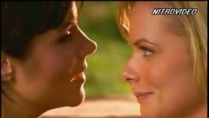 Jaime Pressly And Tiffani-amber Thiessen Going Lesbian In The Hot Tub