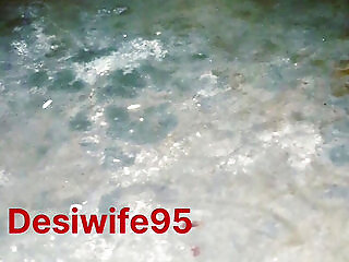 Hot Cute Girl Squinting ? Fingering And Playing With Her Pussy