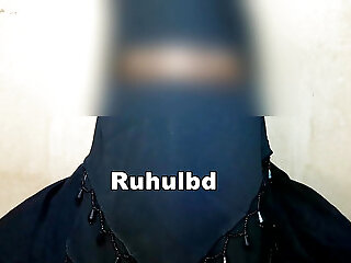 A Burqa-clad Girl From Saudi Arabia Comes To The House To Fuck For Money.