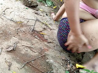 Sonal Bhabhi Ghar Ke Pichwade Me Choot Me Ungli Karke Mutate Huye