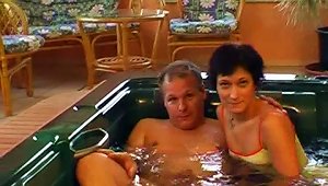 Short Haired Amateur Gets Her Pussy Creamed After Jacuzzi Fuck