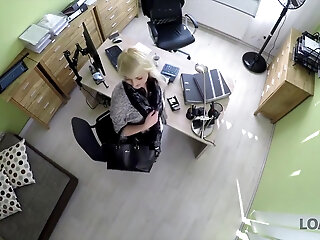Belle Femme Donne Une Tete Et Ecarte Les Jambes Dans Le Bureau De Pret