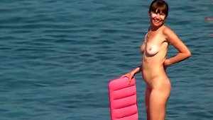 Sexy Chick Is Walking Naked On The Beach