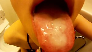 Yuuna Takizawa Sucks A Cock And Eats The Cum Which She Gets