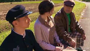 Japanese MILF Gets Fucked In The Fields In Reality Video