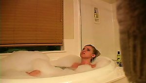 Hot Chick Amanda Amore Takes A Bath In Reality Solo Video